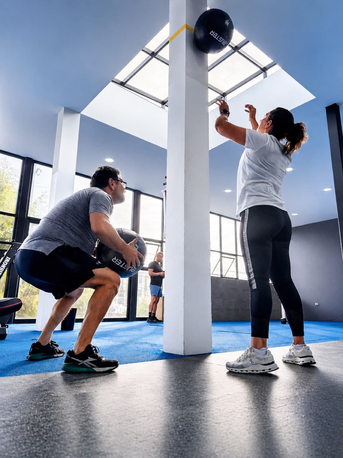 Atletas entrenando con balón medicinal en NEXUS Sport